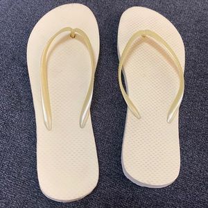 Shoes size 8-9 rue 21 flip flops used